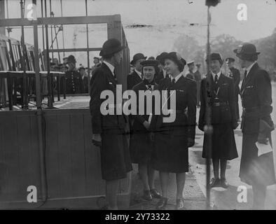 Mehr als 7000 Girl Guides aus London in den Provinzen marschierten nach Hyde Park, um an einem Trommeldienst teilzunehmen und an einem Vormarsch teilzunehmen. Prinzessin Elizabeth und Prinzessin Margaret waren da, um den Gruß zu nehmen. Der Trommeldienst wurde von Bischof Willesden, dem rechten Reverend E.M.G. Jones, geleitet. Das Bild zeigt die Prinzessinnen, die sich nach dem Vormarsch im Hyde Park mit einem leitenden Offizier der Girl Guide Movement unterhalten. 19. Mai 1946 Stockfoto