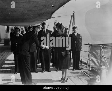 Ihre Königliche Hoheit Prinzessin Elizabeth besuchte gestern Großbritanniens mächtigstes Schlachtschiff HMS Vanguard in Greenock, Schottland, um die Schiffe in Betrieb zu nehmen. Die Vanguard, die von der Prinzessin 1944 ins Leben gerufen wurde, bereitet sich auf ihre Jungfernreise nach Südafrika Anfang nächsten Jahres vor, wenn die königliche Familie in ihr segeln wird. Gestern traf die Prinzessin die Offiziere des Schiffes, besuchte den Dienst der Schiffskapelle und unternahm eine kurze Tour durch das Schlachtschiff. Bei Ankunft an Bord der HMS Vanguard trifft Prinzessin Elizabeth den Schiffskommandeur Captain W.G. Agnew CB, CVO, DSO und Bar. 13. Mai Stockfoto