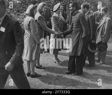 Die Delegierten der Internationalen Konferenz der landwirtschaftlichen Erzeuger wurden von seiner Majestät dem König in Windsor auf der Royal Farm empfangen. Später besuchen die Teilnehmer die 10 englischen Bauernländer und besuchen jeden Tag einzelne Farmen. Das Bild zeigt Prinzessin Elizabeth, die Hand schüttelt mit Prof N.G. Ranga, einem Bauern aus Indien. Prinzessin Margaret Rose ist auf der linken Seite. 18. Mai 1946 Stockfoto