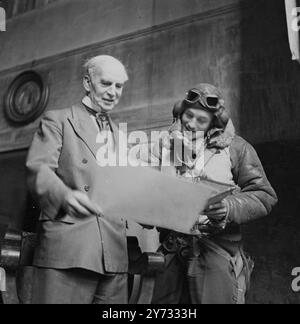 Sir Frank Salisbury, britischer Künstler, der an einem Porträt eines Piloten arbeitet. 17. Mai 1946 Stockfoto