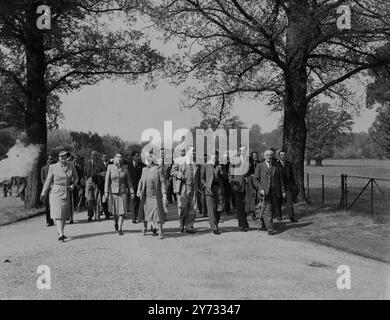 Die Delegierten der Internationalen Konferenz der landwirtschaftlichen Erzeuger wurden von seiner Majestät dem König in Windsor auf der Royal Farm empfangen. Später besuchen die Teilnehmer die 10 englischen Bauernländer und besuchen jeden Tag einzelne Farmen. Das Bild zeigt die königliche Familie mit Bauern-Delegierten, die die King's Farm im Windsor Park besichtigen. 19. Mai 1946 Stockfoto