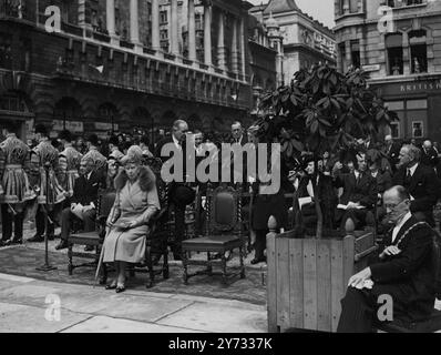 Königin Maria zerstörte den Garten des Gedenkens auf der Piccadilly-Seite der St. James Church, der seit seiner Zerstörung in Ruinen geblieben ist. In Kürze wird mit der Sanierung der Kirche begonnen, und der größte Teil der notwendigen Mittel für den Wiederaufbau von £ 2500 wurde aufgebracht. Ein Großteil von Christopher Wrens Innendekorationsarbeiten, als er die Kirche 1684 erbaute - die Schuldkuppeln an der Spitze der Holzsäulen von der Galerie bis zum Dach und die Verzierungen auf dem Dach entgingen Beschädigungen. Erst Sandsäcke und dann die sichere Beseitigung retteten die größten Schätze der Kirche - die Grinling Gibbons Reredos und Fontäne. Foto-Sho Stockfoto