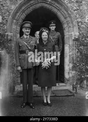 Brig Ralph Algar Bagnold, O.B.E., F.R.S., die bekannte Entdeckerin und Miss Dorothy Plank heirateten in St. Margaret's Rottingdean, Sussex. Der Brigademeister erhielt 1935 die Gründermedaille der Royal Geographical Society für die Erkundung in der libyschen Wüste und ist eine weltberühmte Autorität für Sandpartikel. Sir Roderick Jones hat Miss Plank weggegeben. Miss Plank ist seit 15 Jahren Sekretärin und enge Freundin von Lady Jones, Schwester von Brigadiers Bagnold. Auf die Hochzeit folgte ein Empfang in Kiplings altem Haus, den Elms. Das Bild zeigt den Bräutigam und die Braut nach dem Bräutigam Stockfoto