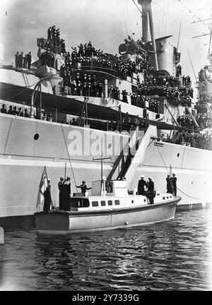 Ihre Königliche Hoheit Prinzessin Elizabeth besuchte gestern Großbritanniens mächtigstes Schlachtschiff HMS Vanguard in Greenock, Schottland, um die Schiffe in Betrieb zu nehmen. Die Vanguard, die von der Prinzessin 1944 ins Leben gerufen wurde, bereitet sich auf ihre Jungfernreise nach Südafrika Anfang nächsten Jahres vor, wenn die königliche Familie in ihr segeln wird. Gestern traf die Prinzessin die Offiziere des Schiffes, besuchte den Dienst der Schiffskapelle und unternahm eine kurze Tour durch das Schlachtschiff. Das Foto zeigt die Schiffskompanie, die auf dem Vorhut-Deck steht, während Prinzessin Elizabeth sie nach seinem Besuch an Bord der Royal Barge verlässt. 13. Mai Stockfoto