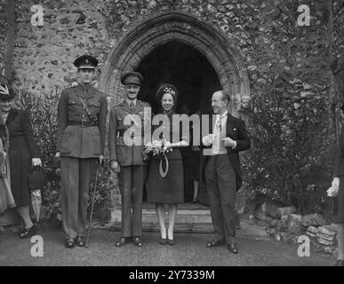 Brig Ralph Algar Bagnold, O.B.E., F.R.S., die bekannte Entdeckerin und Miss Dorothy Plank heirateten in St. Margaret's Rottingdean, Sussex. Der Brigademeister erhielt 1935 die Gründermedaille der Royal Geographical Society für die Erkundung in der libyschen Wüste und ist eine weltberühmte Autorität für Sandpartikel. Sir Roderick Jones hat Miss Plank weggegeben. Miss Plank ist seit 15 Jahren Sekretärin und enge Freundin von Lady Jones, Schwester von Brigadiers Bagnold. Auf die Hochzeit folgte ein Empfang in Kiplings altem Haus, den Elms. Das Bild zeigt von links nach rechts Lt. Timothy Jones, den br Stockfoto