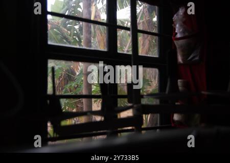 Auf die Fenstersilhouette aus dem Haus geschossen Stockfoto