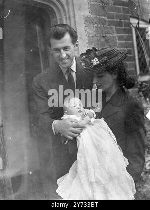 Eine riesige Menge von Filmfans mobbte Stewart Granger und seine Frau in der malerischen Linchmere Church in Haslemere, wo ihre kleine Tochter Lindsay getauft wurde. Sally Gray war als Patenmutter des Kindes anwesend, aber auch James Mason und John Mills konnten nicht dort sein. Das Foto zeigt die Taufgruppe. Stewart Granger hält Lindsay mit Mrs. Granger. 5. Mai 1946 Stockfoto