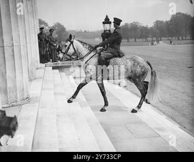 Bei seinem letzten Auftritt als Chief of the Imperial General Staff nahm Feldmarschall Lord Alan Brooke den Gruß am Royal Military College, Sandhurst, an der Parade. Er sagte 500 Offizierskadetten, sie sollten ihre Jobs kennen und sich für einen besseren vorbereiten und lernen, mit Männern umzugehen. Ehrenschwerter für die herausragendsten Auftritte wurden dem Offizier Cadet B.W. Bateman aus der Grove Road, Stratford-upon-Avon, und dem Offizier Cadet A.M. Cameron aus Edinburgh verliehen. Zwei Medaillons für Kadetten, die während des Kurses den größten Fortschritt machten, gingen an U.S. Merritt of Newcastle und D.G. Lashmar o Stockfoto