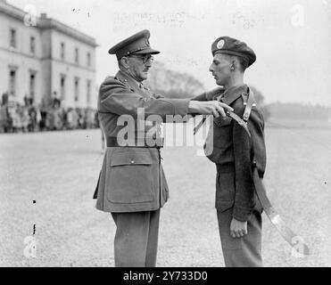 Bei seinem letzten Auftritt als Chief of the Imperial General Staff nahm Feldmarschall Lord Alan Brooke den Gruß am Royal Military College, Sandhurst, an der Parade. Er sagte 500 Offizierskadetten, sie sollten ihre Jobs kennen und sich für einen besseren vorbereiten und lernen, mit Männern umzugehen. Ehrenschwerter für die herausragendsten Auftritte wurden dem Officer Cadet B.W. Bateman aus der Grove Road, Stratford-upon-Avon, und dem Officer Cadet AM Cameron aus Edinburgh verliehen. Zwei Medaillons für Kadetten, die während des Kurses den größten Fortschritt machten, gingen an U.S. Merritt aus Newcastle und D.G. Lashmar aus Stockfoto