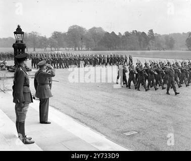 Bei seinem letzten Auftritt als Chief of the Imperial General Staff nahm Feldmarschall Lord Alan Brooke den Gruß am Royal Military College, Sandhurst, an der Parade. Er sagte 500 Offizierskadetten, sie sollten ihre Jobs kennen und sich für einen besseren vorbereiten und lernen, mit Männern umzugehen. Ehrenschwerter für die herausragendsten Auftritte wurden dem Offizier Cadet B.W. Bateman aus der Grove Road, Stratford-upon-Avon, und dem Offizier Cadet A.M. Cameron aus Edinburgh verliehen. Zwei Medaillons für Kadetten, die während des Kurses den größten Fortschritt machten, gingen an U.S. Merritt of Newcastle und D.G. Lashmar o Stockfoto