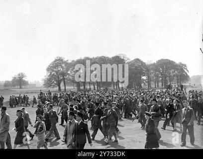 Ian Patey und Kenneth Thom bestritten das Finale der English Amateur Golf Championship auf dem Golfplatz des Royal Mid-Surrey Clubs in Richmond. Das Bild zeigt die Zuschauer der Veranstaltung. 4. Mai 1946 Stockfoto