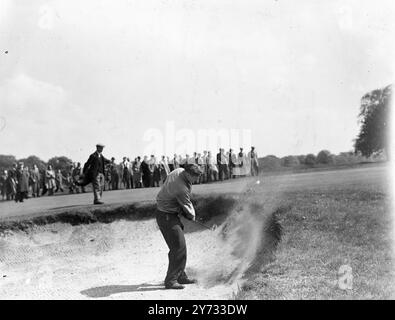 Ian Patey und Kenneth Thom bestritten das Finale der English Amateur Golf Championship auf dem Golfplatz des Royal Mid-Surrey Clubs in Richmond. Das Bild zeigt Kenneth im Finale gegen Ian Patey. 4. Mai 1946 Stockfoto