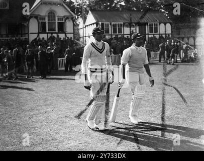 Das All India Cricket Team kam kürzlich in England an und begann ihre Tour mit einem Spiel gegen Worcestershire in Worcester. Am Ende des Spiels hatte die indische Mannschaft 81 Runs für drei Wickets gemacht, nachdem sie Worcester für 191 Runs entlassen hatte, wurden vier Wickets für 26 Runs vom indischen Slow Bowler Mankad übernommen. Foto-ShowsMushtaq Ali (links) und V.M. Merchant eröffnen am 5. August 1946 in Worcester für ganz Indien Stockfoto