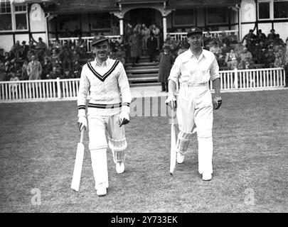 Das All India Cricket Team kam kürzlich in England an und begann ihre Tour mit einem Spiel gegen Worcestershire in Worcester. Am Ende des Spiels hatte die indische Mannschaft 81 Runs für drei Wickets gemacht, nachdem sie Worcester für 191 Runs entlassen hatte, wurden vier Wickets für 26 Runs vom indischen Slow Bowler Mankad übernommen. Das Foto zeigt R. Howorth (links) und A.P. Singleton Worcesters Kapitän, der den Pavillon verlässt, um Worcestershires Innings zu öffnen. 5. Mai 1946 Stockfoto