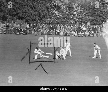 Das All India Cricket Team kam kürzlich in England an und begann ihre Tour mit einem Spiel gegen Worcestershire in Worcester. Am Ende des Spiels hatte die indische Mannschaft 81 Runs für drei Wickets gemacht, nachdem sie Worcester für 191 Runs entlassen hatte, wurden vier Wickets für 26 Runs vom indischen Slow Bowler Mankad übernommen. Das Foto zeigt, wie L. Amarnath einen Ball aus Howorth mit einer Hand durchzieht, bevor er von Bird vor Howorth bei einem Lauf gefangen wird. 5. Mai 1946 Stockfoto