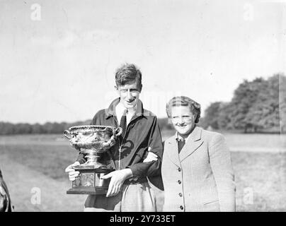 Ian Patey und Kenneth Thom bestritten das Finale der English Amateur Golf Championship auf dem Golfplatz des Royal Mid-Surrey Clubs in Richmond. Das Bild zeigt den Sieger Ian Patey, der nach seinem Sieg seinen Pokal hält - er wird von seiner Frau begleitet. 4. Mai 1946 Stockfoto