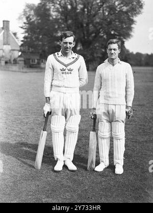 C.H. Macindoe (links) Kapitän des Oxford University Cricket Clubs mit dem Sekretär G.A. Wheatley fotografierte während des Trainings die sich schnell nähernde Saison am 26. April 1946 Stockfoto