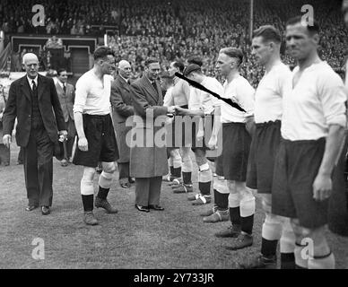 Ihre majesties, der König und die Königin mit Ihrer königlichen Hoheit Prinzessin Elizabeth, waren beim FA Cup Finale im Wembley Stadium zwischen Derby County und Charlton Athletic anwesend. Die Spieler wurden dem König vorgestellt, bevor das Spiel begann. Das Foto zeigt, wie der König vor dem Spiel die Hände schüttelt. 27. April 1946 Stockfoto