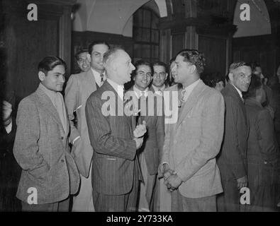 Foto zeigt von links nach rechts: Der Nawab von Pataudi (Kapitän), Jack Hobbs und der hochkommissar für Indien Diwan Bahadur Sir Samuel E. Runganadhan, der an einem Empfang im India House in London zu Ehren der Mitglieder des All India Cricket Teams in England teilnahm, um eine Tour durch Großbritannien zu machen. 29. April 1946 Stockfoto