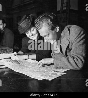 Kunden, die Kataloge bei Thomas Cook's Reisebüro, London.1946, ansehen Stockfoto