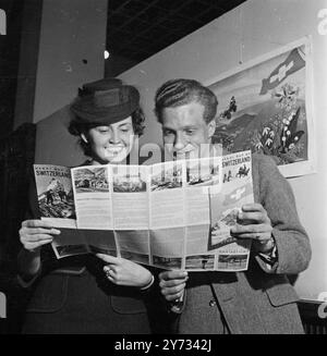 Kunden, die Kataloge bei Thomas Cook's Reisebüro, London.1946, ansehen Stockfoto