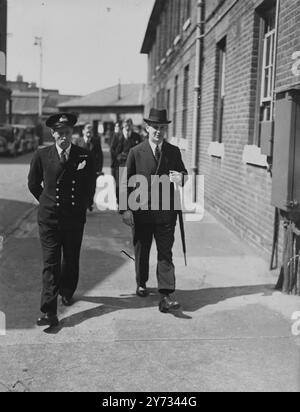 Der Hauptmann des Oswalds, Lt. Commander David Alexander Frazer, verließ den Hof in Begleitung seines Anwalts. Er steht vor einem Kriegsgericht, das sich aus dem Verlust des U-Bootes Oswald vor dem östlichen Ende der Straße von Messina im August 1940 ergibt, als das Schiff auf Befehl ihres Befehlshabers versenkt wurde, nachdem es von einem feindlichen Schiff gerammt worden war und ihre Offiziere und Besatzung gefangen genommen wurden. 16. April 1946 Stockfoto