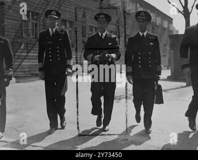 Der Kapitän der 'Oswald', Lt. Commander David Alexander Frazer, steht vor einem Kriegsgericht, das aus dem Verlust des U-Bootes 'Oswald' vor dem östlichen Ende der Straße von Messina im August 1940 resultierte, als das Schiff auf Befehl ihres Befehlshabers versenkt wurde, nachdem es von einem feindlichen Schiff gerammt worden war und ihre Offiziere und Besatzung gefangen genommen wurden. Das Foto zeigt den Präsidenten des Hofes (Mitte), Capt J.W.M. Eaton, der am 16. April 1946 im Gerichtssaal eintrifft Stockfoto