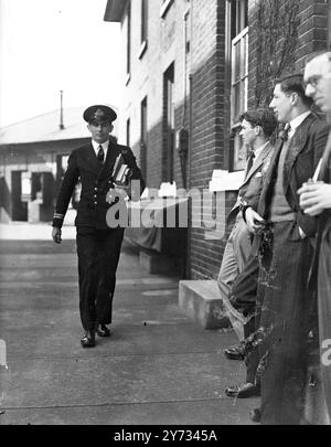 Der Kapitän der 'Oswald', Lt. Commander David Alexander Frazer, steht vor einem Kriegsgericht, das aus dem Verlust des U-Bootes 'Oswald' vor dem östlichen Ende der Straße von Messina im August 1940 resultierte, als das Schiff auf Befehl ihres Befehlshabers versenkt wurde, nachdem es von einem feindlichen Schiff gerammt worden war und ihre Offiziere und Besatzung gefangen genommen wurden. Foto zeigt Lt. Cmdr. David Alexander Frazer, R.N., Kapitän des Oswalds, kam am 16. April 1946 im Gerichtssaal an Stockfoto