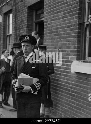 Der Kapitän der 'Oswald', Lt. Commander David Alexander Frazer, steht vor einem Kriegsgericht, das aus dem Verlust des U-Bootes 'Oswald' vor dem östlichen Ende der Straße von Messina im August 1940 resultierte, als das Schiff auf Befehl ihres Befehlshabers versenkt wurde, nachdem es von einem feindlichen Schiff gerammt worden war und ihre Offiziere und Besatzung gefangen genommen wurden. Foto zeigt Lt. Cmdr. Und Captain des Oswald D. A. Frazer. 16. April 1946 Stockfoto