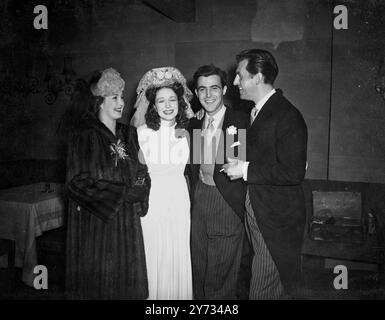 Miss Jean Kent der britische Film heiratete in der St Georges Church, Hanover Square, London, um den Film Yousef Ramart zu filmen, dem sie während ihres Aufenthalts in Nordwales von dem britischen Filmstar Stewart Granger vorgestellt wurde. Foto zeigt von links nach rechts: Patricia Roc, die Braut und der Bräutigam und Stewart Granger am Empfang. 12. April 1946 Stockfoto