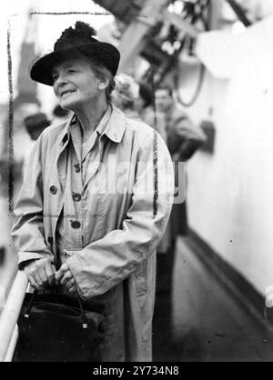 Die Schwester des Premierministers, Miss Mary Attlee, fotografierte an Bord der SS Carnarvon Castle bei der Ankunft in Southampton. Sie war in den letzten 36 Jahren in Südafrika missionarisch und sozial tätig. Sie war Mitglied des Personals der South African Railways commission und gründete während des Krieges ein außereuropäisches Gemeindezentrum in Claremont auf der Kap-Halbinsel. 5. April 1946 Stockfoto