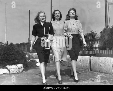 Die Modenschau mit Gebrauchsmustern für den Frühling fand heute Morgen in einem Londoner West End-Geschäft statt. Das Bild zeigt: 3 Modelle sind heute Morgen in London zu sehen. 25. März 1946 Stockfoto