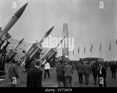 Besucher strömen in den Raketenpark der Society of British Aircraft Constructors' Annual Display in Farnborough. Hampshire . Dominiert wird die Show von Großbritanniens riesiger Blue-Streak-Rakete und im Vordergrund eine Gruppe von Bloodhound-geführter Waffen der Royal Air Force am 4. September 1961 Stockfoto