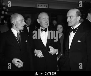 Scott vom antarktischen Film, der in Odeon am Leciester Square in London gezeigt wird. Von links nach rechts : Herr Neale , Überlebender der Schiffskompanie , der aus Portsmouth stammt , Chirurgenkommandeur George Murray Levick , Überlebenschirurg und Kommandant J H Mather , ebenfalls Überlebender . Commander Mather ist jetzt Sekretär des Antarktis-Clubs. 30. Dezember 1948 Stockfoto