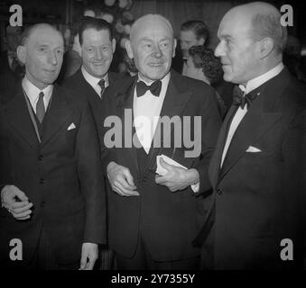 Scott vom antarktischen Film, der in Odeon am Leciester Square in London gezeigt wird. Von links nach rechts : Herr Neale , Überlebender der Schiffskompanie , der aus Portsmouth stammt , Chirurgenkommandeur George Murray Levick , Überlebenschirurg und Kommandant J H Mather , ebenfalls Überlebender . Commander Mather ist jetzt Sekretär des Antarktis-Clubs. 30. Dezember 1948 Stockfoto