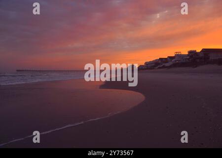 Sonnenuntergang über den Strandhäusern am North Carolina Beach Stockfoto