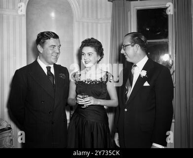 Der Schuhmacher der Königin ( Edward Rayne ) kaufte .... ein Haus von Norman Hartnell Und bei der Einweihungsfeier im Tower House, Park Village Walk , Albany Street , London sind links nach rechts : Norman Hartnell . Jill Clifford und Edward Rayne 29. August 1952 Stockfoto