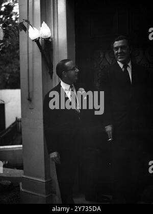 Der Schuhmacher der Königin ( Edward Rayne ) kaufte .... ein Haus von Norman Hartnell Und bei der Einweihungsfeier im Tower House, Park Village Walk, Albany Street, London sind links nach rechts: Edward Rayne und Norman Hartnell 29. August 1952 Stockfoto