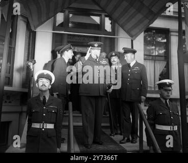 Herr Churchill , Honorary Air Commodore der 615 ( County of Surrey ) Squadron , Royal Auxiliary Air Force , eröffnete das neue Stadtquartier der Squadron in Croydon , Surrey , England . Das Geschwader hat eine gute Kriegsbilanz und kämpfte kontinuierlich während der Schlacht um Großbritannien . Das Geschwader nahm später an der Birma-Kampagne Teil. 5. Oktober 1948 Stockfoto