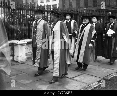 Die Cambridge University ehrte die Merchant Navy , als Commodore Sir James Bissett , Captain der Queen Elizabeth , den Ehrendoktor der Rechtswissenschaften verliehen wurde . Bei der Zeremonie erhielten auch Marschall der Royal Air Force Sir Arthur Tedder und Feldmarschall Sir Harold Alexander Ehrenurteile . Lord Keynes erhielt den Ehrendoktor der Wissenschaft. Das Bild zeigt: Die Prozession während der Zeremonie. Zu zweit zu Fuß , Sir Arthur Tedder , (links) , Sir Harold Alexander ( rechts) . Dahinter befinden sich Lord Keynes (links) und Sir James Bissett (rechts) am 31. Januar 1946 Stockfoto