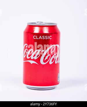 Göteborg, Schweden - 18. Juni 2019: Coca Cola 33cl Dose auf weißem Hintergrund. Stockfoto