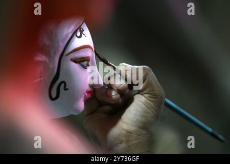 Prayagraj, Indien. Am 27. September 2024 arbeitet ein Handwerker an einem Idol der Göttin Durga, das am Freitag vor dem Festival „Durga Puja“ in Prayagraj vorbereitet wurde. Credit: Anil Shakya/Alamy Live News Stockfoto