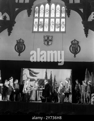 Donald Wolfit , Schauspieler-Manager , wurde von den Bänken des Middle Temple gebeten, Shakespeares zwölfte Nacht in ihrer berühmten Halle zu produzieren . Das Stück wurde dort von den Lord Chamberlain's Men gespielt , Shakespeares eigener Spielergesellschaft am Candlemas Day 2 Februar 1601 und obwohl es nicht die allererste Aufführung ist , muss es sicherlich eine der frühesten sein . Ihre Majestät die Königin wird am Freitagabend an der Aufführung teilnehmen , und die Musik der damaligen Zeit wird für das Stück von der Familie Dolmetsch gesorgt . Foto zeigt: Ein allgemeiner Blick auf das große Finale Donald Wolfit ist zu sehen c Stockfoto