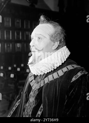 Donald Wolfit , Schauspieler-Manager , wurde von den Bänken des Middle Temple gebeten, Shakespeares zwölfte Nacht in ihrer berühmten Halle zu produzieren . Das Stück wurde dort von den Lord Chamberlain's Men gespielt , Shakespeares eigener Spielergesellschaft am Candlemas Day 2 Februar 1601 und obwohl es nicht die allererste Aufführung ist , muss es sicherlich eine der frühesten sein . Ihre Majestät die Königin wird am Freitagabend an der Aufführung teilnehmen , und die Musik der damaligen Zeit wird für das Stück von der Familie Dolmetsch gesorgt . Fotoshows: Donald Wolfit in seinem Kostüm als Malvolio 1. Februar 1951 Stockfoto