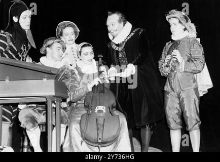 Donald Wolfit , Schauspieler-Manager , wurde von den Bänken des Middle Temple gebeten, Shakespeares zwölfte Nacht in ihrer berühmten Halle zu produzieren . Das Stück wurde dort von den Lord Chamberlain's Men gespielt , Shakespeares eigener Spielergesellschaft am Candlemas Day 2 Februar 1601 und obwohl es nicht die allererste Aufführung ist , muss es sicherlich eine der frühesten sein . Ihre Majestät die Königin wird am Freitagabend an der Aufführung teilnehmen , und die Musik der damaligen Zeit wird für das Stück von der Familie Dolmetsch gesorgt . Fotoshows: Donald Wolfit ( Malvolio ) wird beim Unterrichten der Musik gesehen Stockfoto