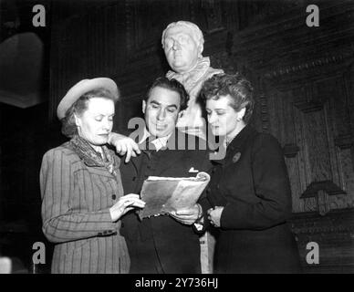 Donald Wolfit , Schauspieler-Manager , wurde von den Bänken des Middle Temple gebeten, Shakespeares zwölfte Nacht in ihrer berühmten Halle zu produzieren . Das Stück wurde dort von den Lord Chamberlain's Men gespielt , Shakespeares eigener Spielergesellschaft am Candlemas Day 2 Februar 1601 und obwohl es nicht die allererste Aufführung ist , muss es sicherlich eine der frühesten sein . Ihre Majestät die Königin wird am Freitagabend an der Aufführung teilnehmen , und die Musik der damaligen Zeit wird für das Stück von der Familie Dolmetsch gesorgt . Fotoshows: Von links nach rechts : Rosalind Iden ( Viola ) , Donald Wolfit ( Stockfoto