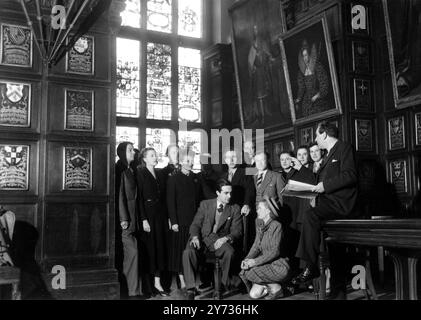 Donald Wolfit , Schauspieler-Manager , wurde von den Bänken des Middle Temple gebeten, Shakespeares zwölfte Nacht in ihrer berühmten Halle zu produzieren . Das Stück wurde dort von den Lord Chamberlain's Men gespielt , Shakespeares eigener Spielergesellschaft am Candlemas Day 2 Februar 1601 und obwohl es nicht die allererste Aufführung ist , muss es sicherlich eine der frühesten sein . Ihre Majestät die Königin wird am Freitagabend an der Aufführung teilnehmen , und die Musik der damaligen Zeit wird für das Stück von der Familie Dolmetsch gesorgt . Fotoshows: Nachstellung einer Szene aus dem Hof von Graf Orsino in zwölf Stockfoto