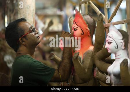 Prayagraj, Indien. Am 27. September 2024 arbeitet ein Handwerker an einem Idol der Göttin Durga, das am Freitag vor dem Festival „Durga Puja“ in Prayagraj vorbereitet wurde. Credit: Anil Shakya/Alamy Live News Stockfoto