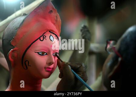 Prayagraj, Indien. Am 27. September 2024 arbeitet ein Handwerker an einem Idol der Göttin Durga, das am Freitag vor dem Festival „Durga Puja“ in Prayagraj vorbereitet wurde. Credit: Anil Shakya/Alamy Live News Stockfoto