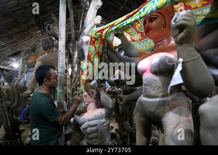 Prayagraj, Indien. Am 27. September 2024 arbeitet ein Handwerker an einem Idol der Göttin Durga, das am Freitag vor dem Festival „Durga Puja“ in Prayagraj vorbereitet wurde. Credit: Anil Shakya/Alamy Live News Stockfoto